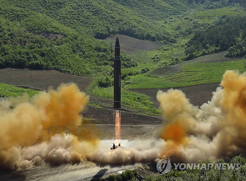 NYT "북한 위협, 한·일 '더 강력한 무기' 배치 자극"