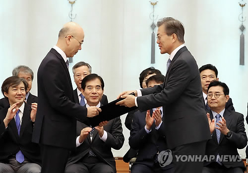 文대통령 "방송 공공성 회복 중요…정권의 방송장악 안 돼"