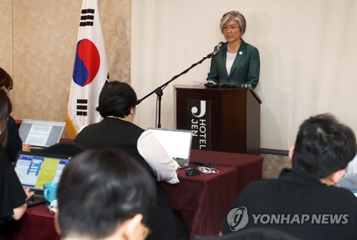 강경화 "中 사드입장은 본말전도… 문제의 기본은 北도발"