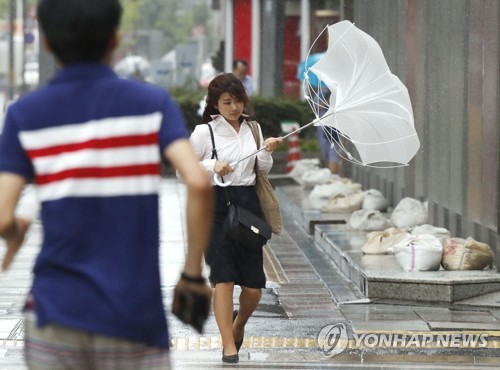 태풍 노루, 日열도 관통…9만5000명에 피난 권고