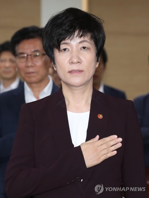 김영주 고용부 장관 취임… '노동존중' 정책에 가속도
