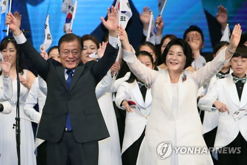 위안부피해 할머니 안아준 文대통령…경축사 역대최다 39번 박수