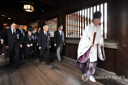 정부, 日지도자 야스쿠니 공물료 납부·참배에 "깊은 우려"