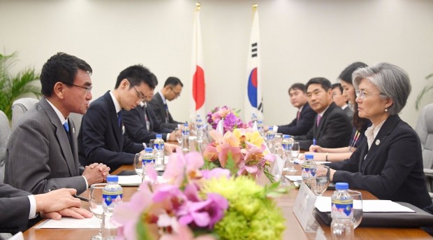 고노 "北도발은 폭거"… 강경화 "日 위협인식에 공감"