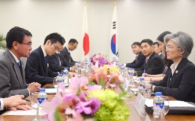 고노 "北도발은 폭거"… 강경화 "日 위협인식에 공감"