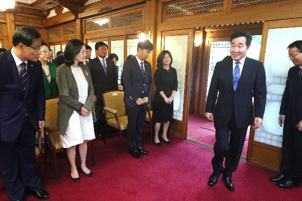 이총리 "공직자는 설명 의무 있어… 짜증이 아니라 질책"