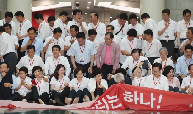 한국당 '5대 신적폐' 선정 공세 예고… 정기국회 전열정비