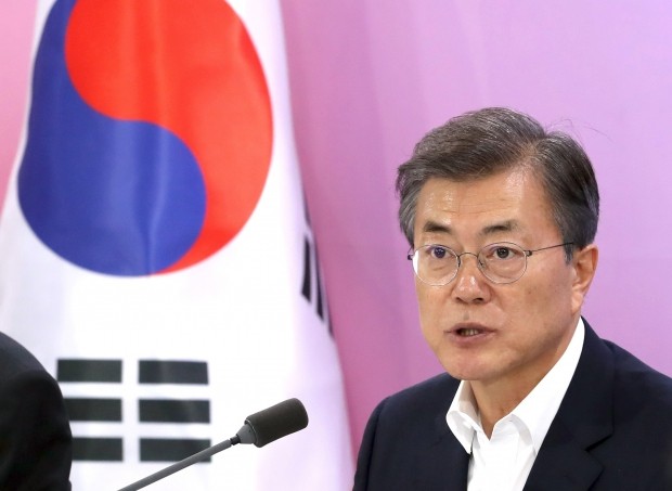 문 대통령 "국정교과서는 전체주의 발상…공직자 깨어있어야"