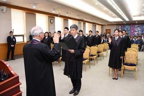 대법원장 "국민 신뢰 없으면 판사 독립 원칙 무너져"