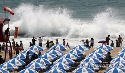 해운대해수욕장 또 이안류…극성수기 입욕통제 민원 빗발