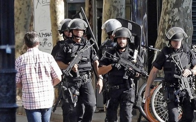 바르셀로나 차량 테러로 1명 숨지고 30여명 다쳐… 용의자 도주