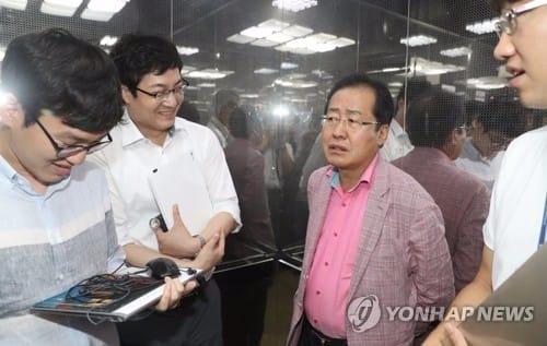 홍준표 "박근혜 출당 3심까지 기다리자고?… 그러다 당 망해"