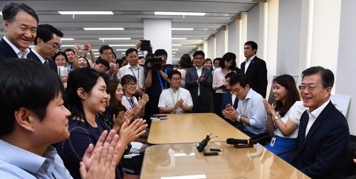 복지부 깜짝방문 문재인 대통령… 과로순직 여 사무관 자리 '물끄러미'