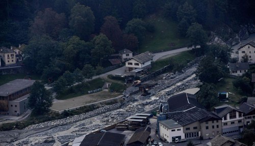 '엎친 데 덮친' 스위스 마을… 추가 산사태로 실종자 수색 중단