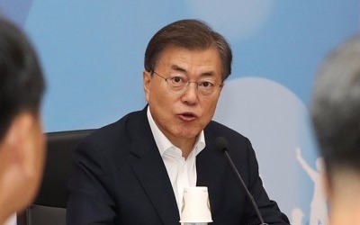 문 대통령 "그 많은 돈을 갖고 뭐했나 근본적 의문" 군 강력 질타