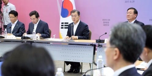 文대통령 "칸막이 낮추고 소통하라"… 부처 간 협업 거듭 강조