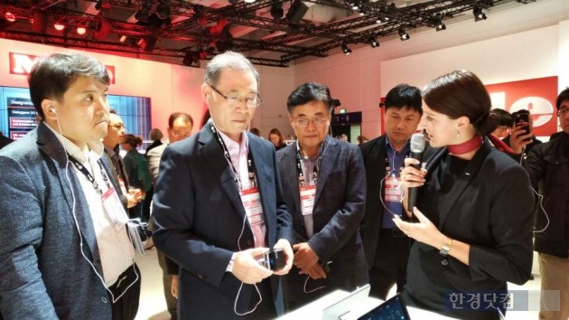 송대현 LG전자 사장(가운데)이 밀레 부스에서  홈네트워킹 앱에 대해 설명을 듣고 있다. (사진 김하나 기자)