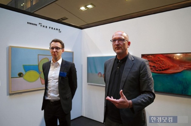 (왼쪽부터) 파트릭 스첸(Patrick Szen) 삼성전자 독일법인 '더 프레임' 상품전략 담당자, 게옥 뤼쳐(Georg Roetzer) 삼성전자 독일법인 마케팅 담당 상무.
