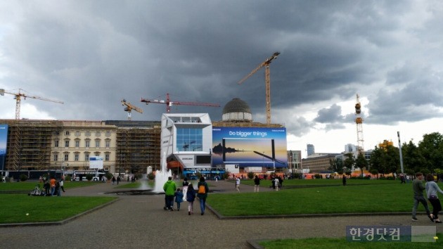 독일 베를린의 베를린 대성당 광장에 설치된 삼성홍보관과 갤럭시노트8 광고 현수막. (사진 김하나 기자)