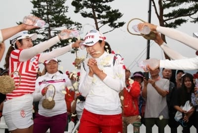  우승 축하 물세례받는 장수연