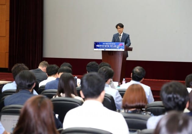 한국거래소는 13일 한국환경공단·주한유럽대표부와 '배출권시장 발전을 위한 한·유럽 공동 세미나'를 공동 개최했다.