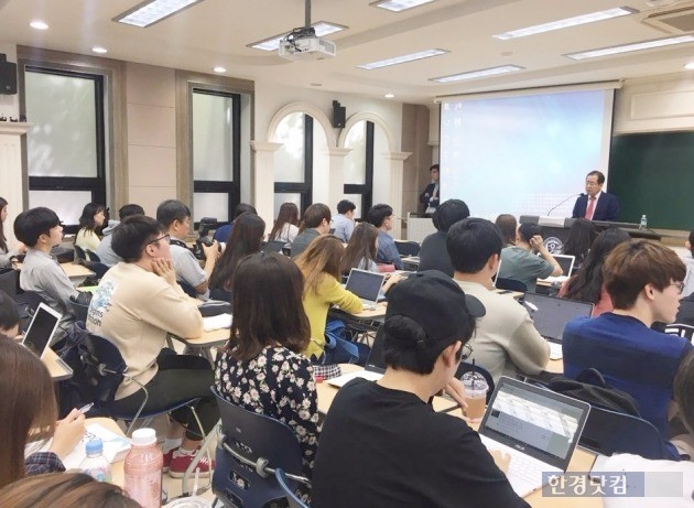 홍준표 자유한국당 대표는 14일 서울 서대문구 연세대 연희관에서 사회학과 학생들을 대상으로 특강을 진행했다. / 사진=조아라 기자