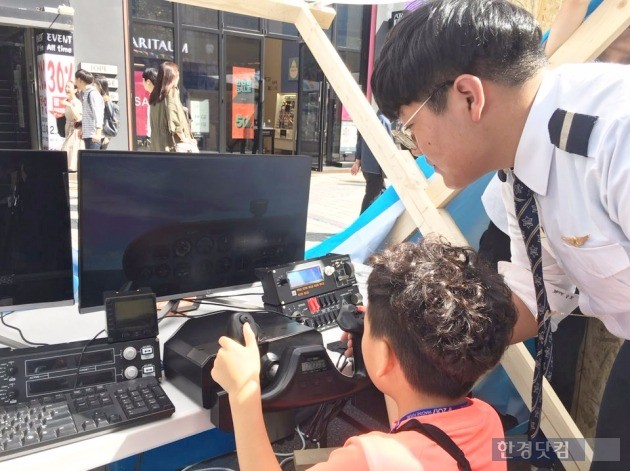 항공·우주 관련 진로교육 스타트업 '에어로타임즈'가 준비한 가상 조종 시뮬레이터. 한 아이가 집중하며 조종 연습을 하고 있다. / 사진=조아라 기자