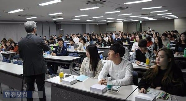 지난 16일 서울 DMC 첨단산업센터에서 사전 예비교육을 받는 '전문대 글로벌 현장학습' 참가자들. / 사진=교육부 제공