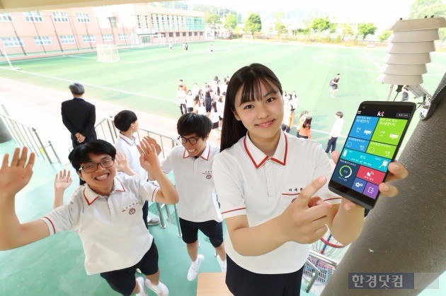 KT가 지난 6월 한국외식고등학교에 구축한 공기질 측정기 앞에서 학생들이 스마프폰을 통해 교내 공기질을 확인하고 있다. / 사진=KT 제공