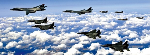 지난 18일 미국의 전략무기인 F-35B 스텔스 전투기 4대와 ‘죽음의 백조’로 불리는 B-1B 전략폭격기 2대가 18일 한반도 상공에서 우리 공군 F-15K 4대와 폭격훈련을 진행했다. /공군 제공