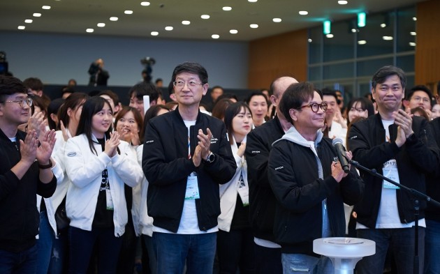 CJ그룹 사원 교육 행사인 온리원캠프에 참석한 CJ 이재현 회장(앞줄 오른쪽 두번째)이 사원들과 함께 박수를 치고 있다. ◎CJ그룹 제공