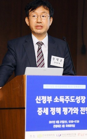 성태윤 연세대 경제학과 교수가 27일 서울 명동 은행회관에서 열린 소득주도성장 세미나에서 주제발표를 하고 있다. 강은구 기자 egkang@hankyung.com