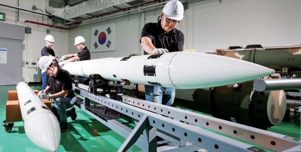 중거리 지대공 유도무기인 '천궁'이 LIG넥스원의 경북 구미 생산공장에서 제작되고 있다. LIG넥스원 제공