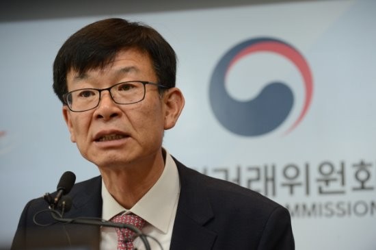 공정거래위원회는 28일 대형유통업체가 납품업체에 상품을 납품하도록 주문할 경우 계약서에 그 수량을 적도록 의무화하는 등 '대규모 유통업법 시행령 개정안'을 입법예고했다. 김상조 공정거래위원장. ◎공정위 제공