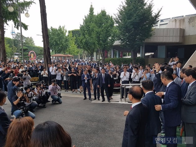 박수 받는 현대건설 관계자들. 전형진 기자