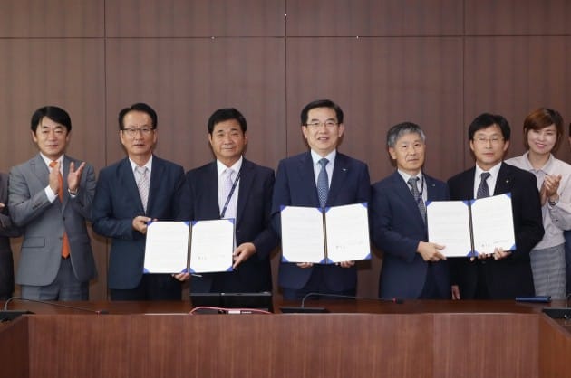 
28일 정일영 인천공항공사 사장(사진 왼쪽에서 네번째)과 부산교통공사, (주)공항리무진측 관계자들이 계약해지 합의서에 서명하고 기념촬영을 하고 있다. 인천공항공사 제공