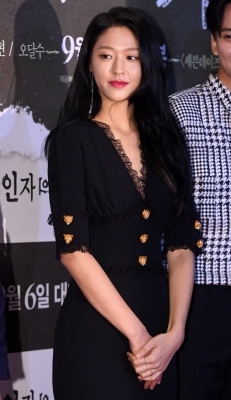  설현, '깊게 파인 의상 입고'