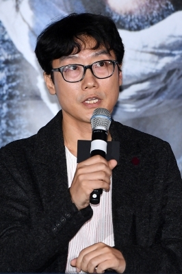 '남한산성' 황동혁 감독 "380년 전 역사와 현재, 크게 다르지 않아"