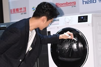  김수현, '왼손으로 멋지게 사인~'