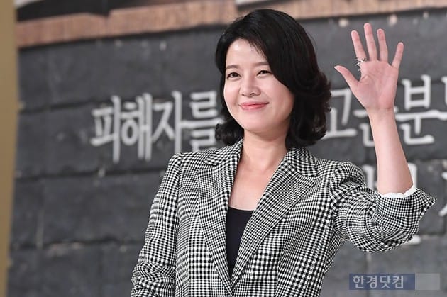 [포토] 김여진, '위풍당당한 손인사~'