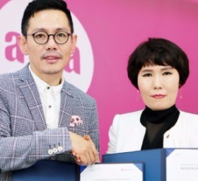 김영미 스카이텐엔터테인먼트 회장(오른쪽)과 유정우 한경텐아시아 대표가 1일 중화권 사업 공동추진을 위한 협약을 체결했다.
 