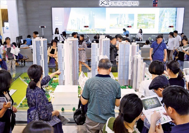 서울 대치동의 ‘신반포 센트럴자이’ 모델하우스를 찾은 방문객들이 건축 모형을 살펴보고 있다.  강은구 기자 egkang@hankyung.com 
