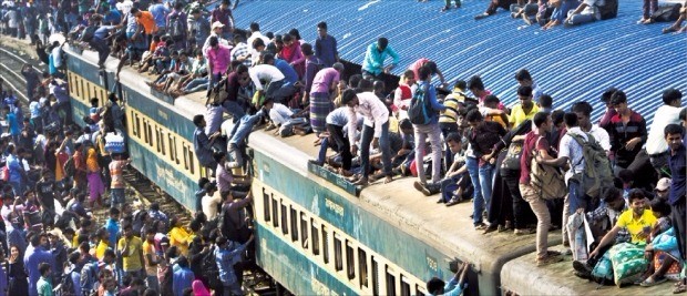 기차 지붕 위도 '만석'...방글라데시 귀성 전쟁