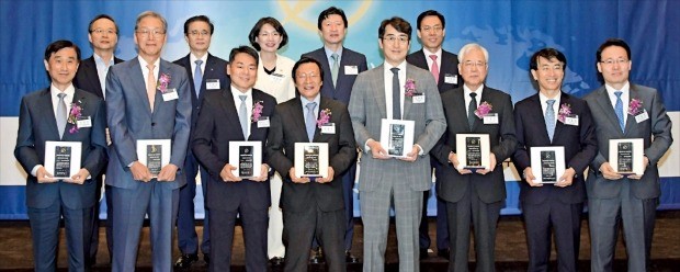 한국경제신문사가 주최한 ‘제4회 한국 기금·자산운용대상’ 시상식이 1일 서울 중림동 한경 다산홀에서 열렸다. 뒷줄 왼쪽부터 시계방향으로 이찬우 국민대 교수, 김혜천 한국사학진흥재단 이사장, 박춘란 교육부 차관, 김기웅 한국경제신문 사장, 서태종 금융감독원 수석부원장, 조율래 과학기술인공제회 이사장, 이용걸 세명대 총장, 문용린 한국교직원공제회 이사장, 김용범 메리츠화재 사장, 정창주 구미대 총장, 커티스 장 푸르덴셜생명 사장, 김도연 포스텍 총장, 유상수 대한지방행정공제회 이사장. 김영우 기자 youngwoo@hankyung.com 