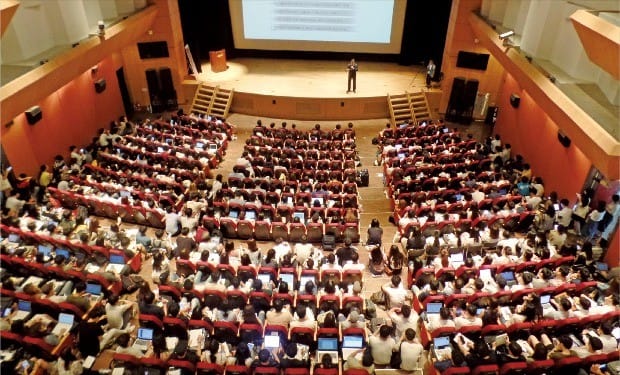 한국경제신문은 잡콘서트를 비롯해 매주 화요일 JOB지면, 맞짱토론, 테샛 등 대학생의 취업과 진로를 돕는 다양한 프로그램을 운영하고 있다.  한경DB 