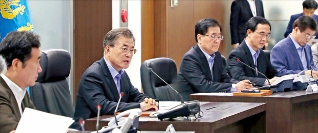 문재인 대통령이 3일 청와대 국가위기관리센터 상황실에서 북한 핵실험과 관련한 긴급 국가안전보장회의(NSC) 전체회의를 주재하고 있다. 청와대 제공 