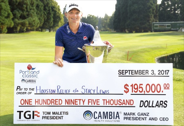 < “이거 다 기부할 거예요!” > 스테이시 루이스가 4일(한국시간) 미국여자프로골프(LPGA) 투어 캄비아포틀랜드클래식에서 우승한 뒤 상금이 적힌 수표를 들어 보이고 있다. 루이스는 우승 상금 전액을 태풍 하비 피해를 입은 고향 휴스턴에 기부했다.  /AP연합뉴스 
