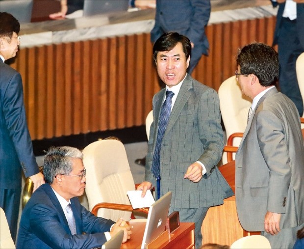 하태경 바른정당 의원을 비롯한 당 소속 의원들이 추 대표의 대북 대화를 강조하는 연설에 항의하며 퇴장하고 있다.  /연합뉴스  