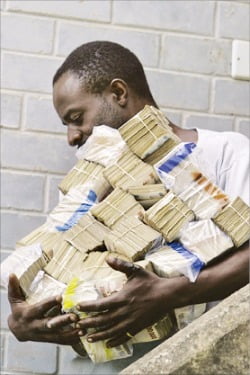  [시장경제 길라잡이] "정부가 돈을 마구 찍어내면 살인적인 인플레이션 발생… 짐바브웨 달러·고종 때 발행된 당백전은 전형적인 사례"
