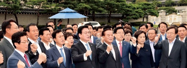 자유한국당 의원들이 5일 김장겸 MBC 사장 체포영장 발부 등에 반발해 청와대를 항의 방문했으나 문재인 대통령을 만나지 못한 채 물러났다. 정우택 원내대표(앞줄 왼쪽 세 번째)를 비롯한 한국당 의원들이 청와대 앞 분수광장에서 구호를 외치고 있다. 김영우 기자 youngwoo@hankyung.com